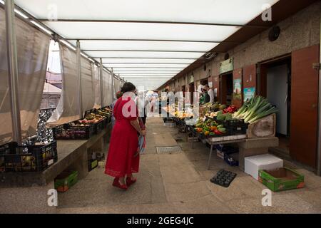 Femme adulte au marché agricole de Saint-Jacques-de-Compostelle Banque D'Images