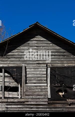 Façade de maison en bois abandonnée. Banque D'Images