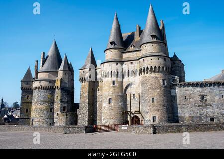 Vitre (Bretagne, Nord-Ouest de la France) : le château, forteresse médiévale sur un promontoire rocheux, vue de la place. Le castellum et la Tour de Banque D'Images