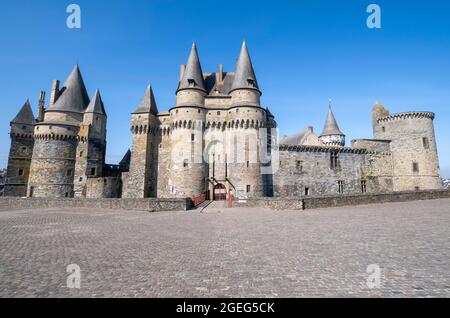 Vitre (Bretagne, Nord-Ouest de la France) : le château, forteresse médiévale sur un promontoire rocheux, vue de la place. Banque D'Images