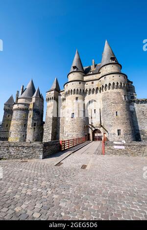 Vitre (Bretagne, Nord-Ouest de la France) : le château, forteresse médiévale sur un promontoire rocheux, vue de la place. Le castellum et la Tour de Banque D'Images