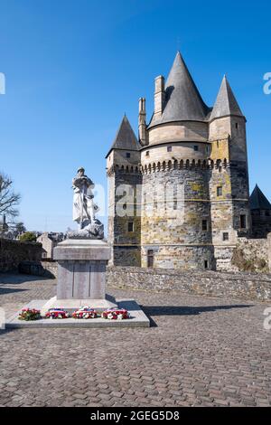 Vitre (Bretagne, Nord-Ouest de la France) : le château, forteresse médiévale sur un promontoire rocheux, vue de la place. Mémorial de guerre et Tour de Saint Banque D'Images