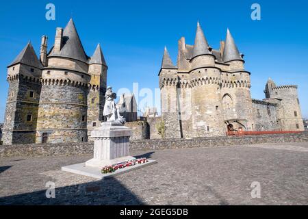 Vitre (Bretagne, Nord-Ouest de la France) : le château, forteresse médiévale sur un promontoire rocheux, vue de la place avec le Mémorial de la guerre Banque D'Images