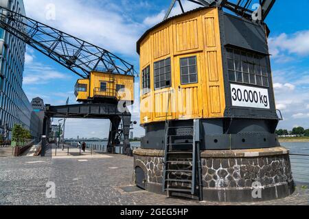 Rheinauenhafen, grue portuaire « Der Alte Herkules », Cologne Sud, tours résidentielles et de bureaux, Cologne, NRW, Allemagne, Banque D'Images