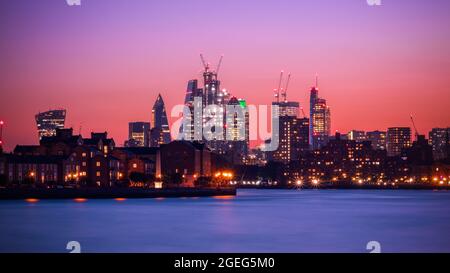 Longue exposition, vue panoramique sur le paysage urbain illuminé de Londres la nuit Banque D'Images