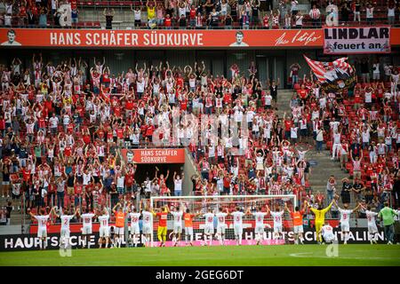 Finale jubilation équipe K devant les fans de la Suedkurve, la Ola, Soccer 1. Bundesliga, 1er jour de match, FC Cologne (K) - Hertha BSC Berlin (B) 3: 1, le 15 août 2021 à Koeln/Allemagne. #DFL les règlements interdisent toute utilisation de photographies comme séquences d'images et/ou quasi-vidéo # Â Banque D'Images