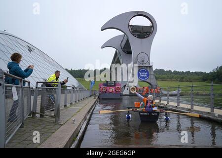 Michael Stanley, connu sous le nom de « Major Mick », avec son bateau fait maison « Tintanic II » à la roue Falkirk après avoir pris son bateau sur le pont tournant pour recueillir de l'argent pour Alzheimer's Research UK. Le major de l'Armée de terre, âgé de 80 ans, prévoit de parcourir 100 miles sur des rivières, des canaux et des eaux libres au Royaume-Uni. Date de la photo : vendredi 20 août 2021. Banque D'Images