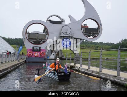 Michael Stanley, connu sous le nom de « Major Mick », avec son bateau fait maison « Tintanic II » à la roue Falkirk après avoir pris son bateau sur le pont tournant pour recueillir de l'argent pour Alzheimer's Research UK. Le major de l'Armée de terre, âgé de 80 ans, prévoit de parcourir 100 miles sur des rivières, des canaux et des eaux libres au Royaume-Uni. Date de la photo : vendredi 20 août 2021. Banque D'Images