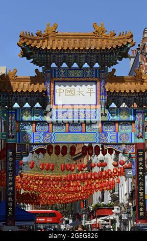 Londres, Angleterre, Royaume-Uni. Chinatown Gate (2016) sur Wardour Street (détail) Banque D'Images