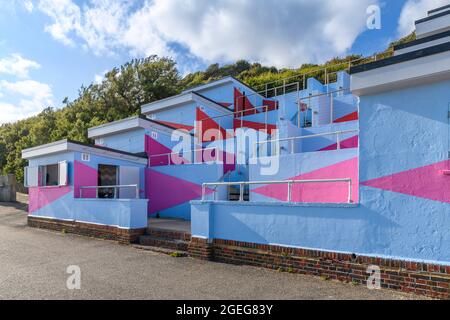 N° 1054 arpeggio pour Folkestone triennale 2021. 120 cabines de plage et vestiaires de nageurs ont été transformés par l'artiste Rana Begum. Banque D'Images