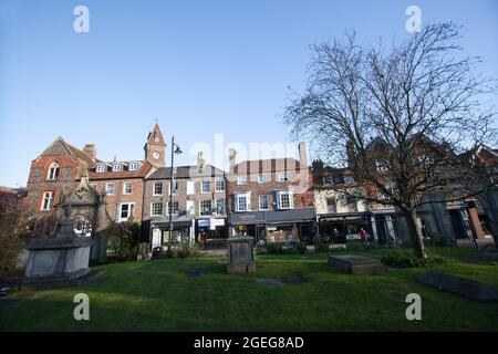 Vues de Bartholomew Street de l'église Saint-Nicolas de Newbury, West Berkshire au Royaume-Uni, prises le 19 novembre 2020 Banque D'Images