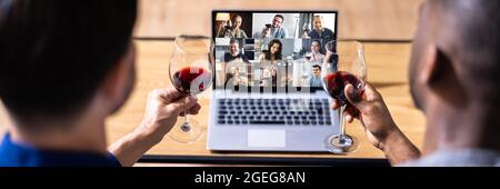 Dégustation de vin virtuelle dîner en ligne sur ordinateur portable Banque D'Images