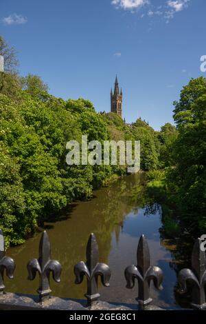 La tour de l'Université de Glasgow conçue par Sir George Gilbert Scott. Depuis les rives de la rivière Kelvin, Glasgow, Écosse Banque D'Images