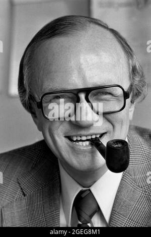 Friedrich NOWOTTNY, journaliste, correspondant, plus tard directeur de WDR, portrait, Dépeignt, portrait, image individuelle rognée, motif unique, fumer un tuyau, Fumeur, fumeur, photo non datée, vers juin 1974, Â Banque D'Images