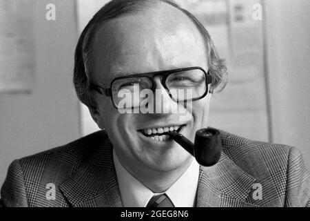 Friedrich NOWOTTNY, journaliste, correspondant, plus tard directeur de WDR, portrait, Dépeignt, portrait, image individuelle rognée, motif unique, fumer un tuyau, Fumeur, fumeur, photo non datée, vers juin 1974, Â Banque D'Images