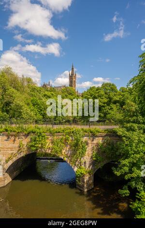 La tour de l'Université de Glasgow conçue par Sir George Gilbert Scott. Depuis les rives de la rivière Kelvin, Glasgow, Écosse Banque D'Images