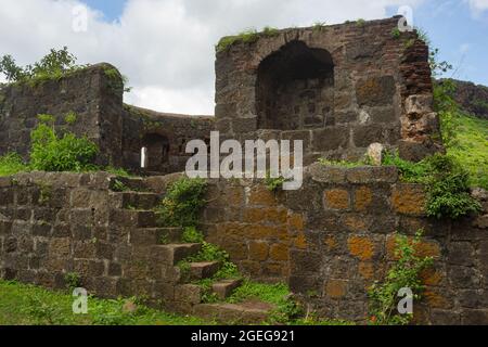 Vue intérieure de l'ancien mur de protection en ruines du fort de Dhodap, Nashik, Maharashtra, Inde. Deuxième plus haut fort dans les montagnes de Sahyadri Banque D'Images