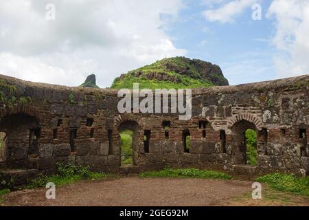 Vue intérieure de l'ancien mur de protection en ruines du fort de Dhodap, Nashik, Maharashtra, Inde. Deuxième plus haut fort dans les montagnes de Sahyadri Banque D'Images