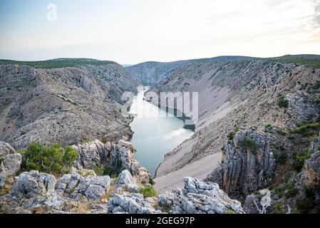 Vue sur le canyon de la rivière Zrmanja. Banque D'Images