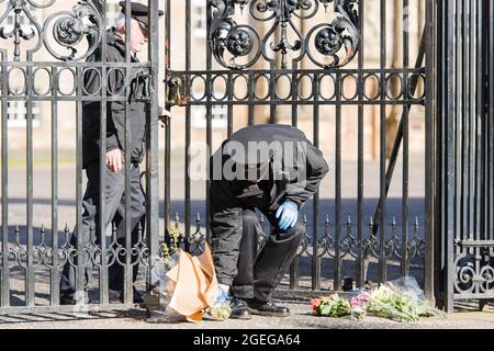 Le personnel déplace les fleurs à la porte du palais Holyrood et les jardins pour le membre principal de la famille royale le prince Philip est décédé aujourd'hui à Windsor. Crédit: Euan Cherry Banque D'Images