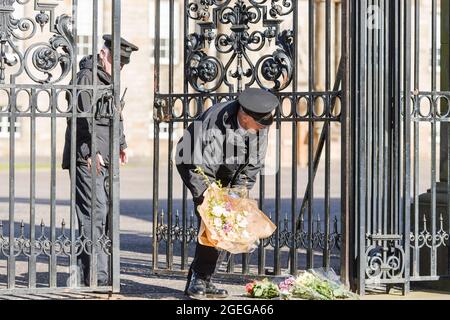 Le personnel déplace les fleurs à la porte du palais Holyrood et les jardins pour le membre principal de la famille royale le prince Philip est décédé aujourd'hui à Windsor. Crédit: Euan Cherry Banque D'Images