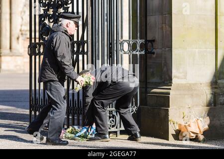 Le personnel déplace les fleurs à la porte du palais Holyrood et les jardins pour le membre principal de la famille royale le prince Philip est décédé aujourd'hui à Windsor. Crédit: Euan Cherry Banque D'Images