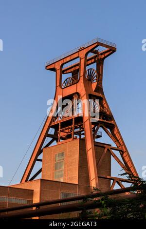 Tour tortueuse Shaft 12 au complexe industriel de la mine de charbon Zeche Zollverein, site classé au patrimoine mondial de l'UNESCO, Essen, région de la Ruhr, Allemagne Banque D'Images