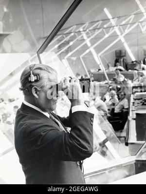 AU COURS DES ACTIVITÉS DE LANCEMENT D'APOLLO 15 DANS LA SALLE DE TIR 1 DU CENTRE DE CONTRÔLE DES LANCEMENTS AU CENTRE SPATIAL KENNEDY, DR. VON BRAUN, ADMINISTRATEUR ASSOCIÉ ADJOINT DE LA NASA POUR LA PLANIFICATION, EXAMINE DE PLUS PRÈS LE BLOC DE LANCEMENT À TRAVERS DES JUMELLES Banque D'Images