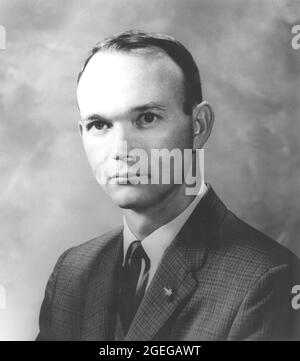 Voici le portrait officiel de l'astronaute Michael Collins de la NASA. Collins a choisi une carrière dans la Force aérienne après avoir obtenu son diplôme de West point. Il a servi comme officier expérimental d'essais en vol au Centre d'essais en vol de la Force aérienne, à la base aérienne Edwards, en Californie, et, à ce titre, il a testé les caractéristiques de performance, de stabilité et de contrôle des avions de la Force aérienne, principalement des avions de combat. Ayant enregistré environ 5,000 heures de vol, Collins était l'un des troisième groupes d'astronautes nommés par la NASA en octobre 1963. Collins a effectué deux vols spatiaux, enregistrant 266 heures dans l'espace, dont 1 Banque D'Images