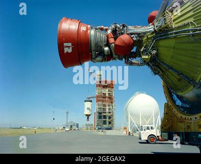 Il s'agit d'une vue du S-IVB de Saturn (troisième) étape de l'AS-209 (véhicule de secours du projet d'essai Apollo-Soyuz) sur un transporteur au premier plan droit, et de l'étape S-IVB de L'AS-504 (mission Apollo 9) en cours d'installation dans le banc d'essai bêta 1 de l'installation SACTO en Californie. Après que le deuxième étage S-II soit tombé, le troisième étage S-IVB s'est allumé et a brûlé pendant environ deux minutes pour se placer, ainsi que l'engin spatial Apollo, dans l'orbite de la Terre souhaitée. Au moment opportun, au cours de cette orbite de stationnement terrestre, l'étage S-IVB a été rallumé pour accélérer le vaisseau spatial Apollo afin d'échapper à la vitesse et à l'inj Banque D'Images