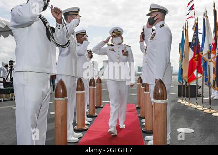 San Diego, États-Unis. 19 août 2021. Le capitaine de la marine américaine Amy Bauernschmidt, commandant entrant du porte-avions USS Abraham Lincoln, est embarqué à bord de l'USS Abraham Lincoln le 19 août 2021 à San Diego, en Californie. Bauernschmidt devient la première femme à commander un porte-avions à propulsion nucléaire dans l'histoire américaine. Credit: Planetpix/Alamy Live News Banque D'Images