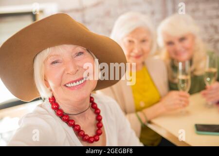 Les femmes ont beaucoup de temps et ont l'air heureux Banque D'Images