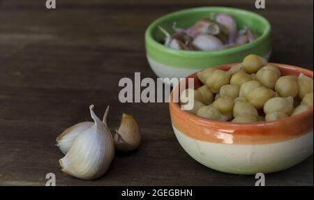 pois chiches avec ail dans des bols en céramique pour houmous Banque D'Images