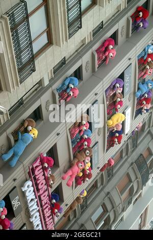 À Istanbul, une compagnie d'agent de nettoyage, a couvert un bâtiment avec des ours en peluche colorés pour la publicité. Nisantasi. Banque D'Images