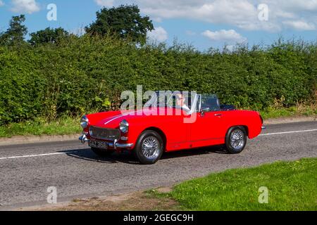 Vue avant d'une voiture Red MG Midget 1500, cabriolet essence, toit en duvet d'une voiture classique rétro voiture conducteur automobile Banque D'Images