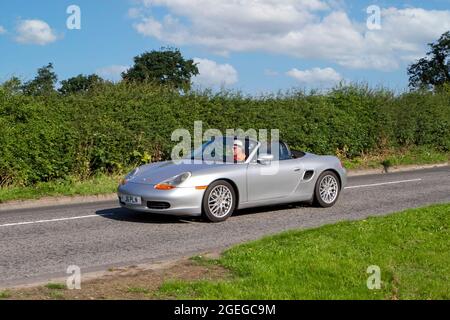 Vue avant d'une Porsche Boxster Roadster essence argent voiture classique rétro voiture de conducteur automobile Banque D'Images