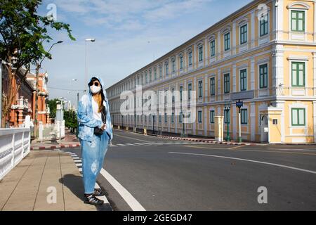 Voyageurs femmes thaïes marchant sur la rue de Zébra et la route de circulation avec le bâtiment rétro antique classique tout en enferme du coronavirus COV Banque D'Images