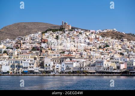 Île de Syros, Cyclades, Grèce. 27 mai 2021. Ville d'Ermoupolis, front de mer bâtiments traditionnels en haut de la colline, vue de la mer. Été ensoleillé d Banque D'Images