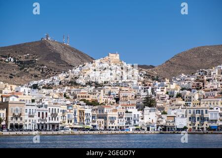 Île de Syros, Cyclades, Grèce. 27 mai 2021. Ville d'Ermoupolis, front de mer bâtiments traditionnels en haut de la colline, vue de la mer. Été ensoleillé d Banque D'Images