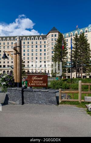 Vue sur le célèbre hôtel Fairmont près de Lake Louise, dans la région du parc national Banff, en Alberta. Banque D'Images