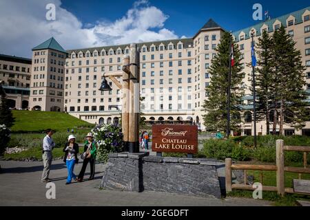 Vue sur le célèbre hôtel Fairmont près de Lake Louise, dans la région du parc national Banff, en Alberta. Banque D'Images