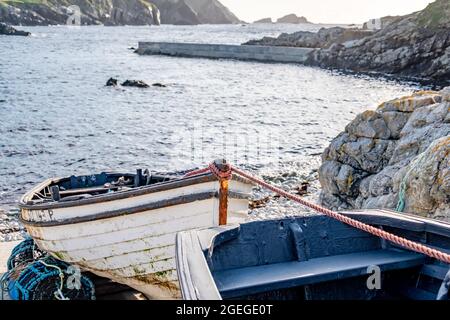 Chemin de fer de cale à un port dans le comté de Donegal - Irlande. Banque D'Images