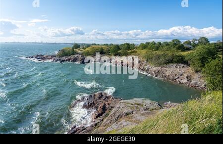 Vue sur la mer et l'île de Kustaanmiekka à Suomenlinna - Helsinki, Finlande Banque D'Images