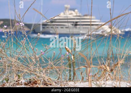 PORTO CERVO, ITALIE - 24 août 2018 : hélicoptère d'une brigade de pompiers sur le yacht de Dilbar maxi Banque D'Images