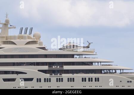 PORTO CERVO, ITALIE - 24 août 2018 : hélicoptère d'une brigade de pompiers sur le yacht de Dilbar maxi Banque D'Images