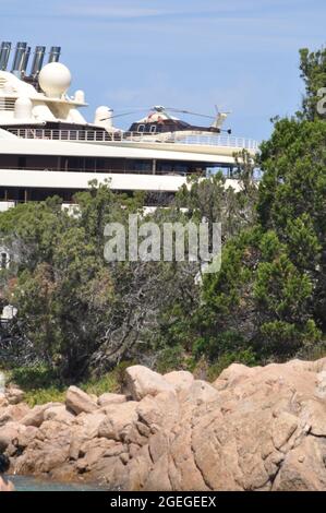 PORTO CERVO, ITALIE - 24 août 2018 : hélicoptère d'une brigade de pompiers sur le yacht de Dilbar maxi Banque D'Images