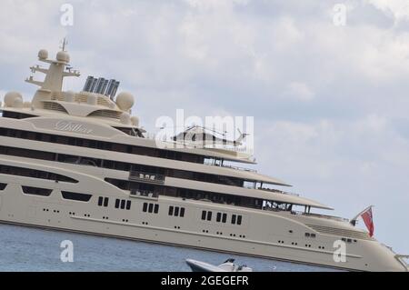 PORTO CERVO, ITALIE - 24 août 2018 : hélicoptère d'une brigade de pompiers sur le yacht de Dilbar maxi Banque D'Images