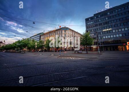 Rue Mannerheimintie au coucher du soleil - rue principale d'Helsinki au centre-ville - Helsinki, Finlande Banque D'Images