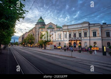 Rue Mannerheimintie au coucher du soleil - rue principale d'Helsinki au centre-ville - Helsinki, Finlande Banque D'Images