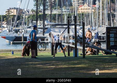 Sydney, Australie. Vendredi 20 août 2021. Les personnes s'exerçant au Rushcutters Bay Park. Le programme d'éclusage de Sydney a été prolongé jusqu'au 30 septembre dans la grande région de Sydney, le nombre de cas de déformation Delta COVID-19 continuant d'augmenter. Les masques faciaux sont désormais obligatoires à l'extérieur dans toute la Nouvelle-Galles du Sud, sauf s'ils font Crédit : Paul Lovelace/Alamy Live News Banque D'Images